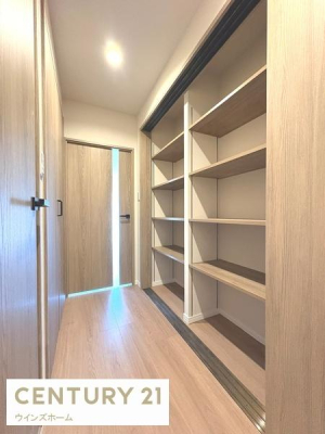 ���[ �z�[���̕ǂɉ��I��ݒu���Ă���܂��B��̕�����������A�{�������Ղ���[�ł��܂��B