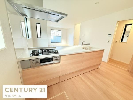 �L�b�`�� ���������ӂ��V�X�e���L�b�`���B�L�x�Ȏ��[�ŉƎ����X���[�Y�B�����̗����������I�ɁA�Ƒ��Ƃ̎��Ԃ������Ƒ�؂ɂł����Ԃł��B