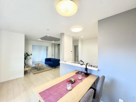 ���r���O 16.5���̍L�XLDK�͉Ƒ��S�����������Ƃ��낰���Ԃł��B���r���O�ƃ_�C�j���O�����R�Ɏg���������邽�߁A�l�X�ȃ��C�t�X�^�C���ɑΉ����܂�!