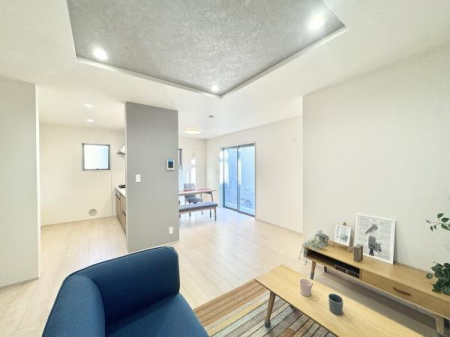 ���r���O 16.5����LDK�͉Ƒ��S�����������Ƃ��낰���Ԃł��B�̌������Ղ�A��������閾�邢���r���O�ł�
