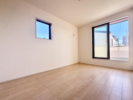 �m�� 2�ʍ̌��̖��邢�m���B�Q���ɂ��q�������ɂ��҂�����ł��I