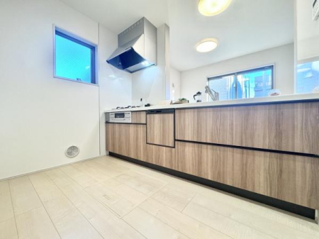 �L�b�`�� ���r���O�ɂȂ���A�J���I�Ő������ꂽ�L�b�`���X�y�[�X�B�ڂ̑O�ɉƑ��̗l�q�������Ȃ��痿�����ł���z�u�́A�q��Ē��̂��ƒ�ɂ��҂�����B���[�͂������A�g���₷���ƃf�U�C���������˔�������ԁI