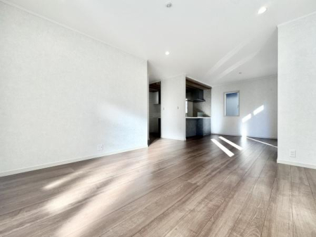 ���r���O 20.2���̍L�XLDK�͉Ƒ��S�����������Ƃ��낰���Ԃł��B���r���O�ƃ_�C�j���O�����R�Ɏg���������邽�߁A�l�X�ȃ��C�t�X�^�C���ɑΉ����܂�!