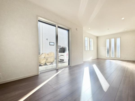 ���r���O 20.2����LDK�͉Ƒ��S�����������Ƃ��낰���Ԃł��B�傫�ȑ�����͍̌������Ղ�A��������閾�邢���r���O�ł��I
