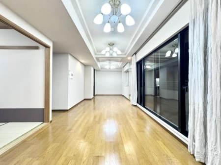 ���r���O �܂�グ�V��ƃV�����f���A���f�����14.3����LDK�B���C�h�T�b�V�Ŗ��邭�A�㎿�����ӂ��J���I�ȏZ��Ԃł��B