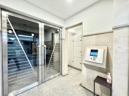 �G���g�����X �I�[�g���b�N����z�{�b�N�X�����B�h�Ɩʂɔz�����ꂽ�G���g�����X�ŁA�O�o�������S���ĕ�点�܂��B