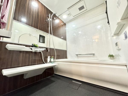 ���� �ؖڒ��p�l�����������������o���闁���B�ǂ������E���������@�t���ŁA�����̃o�X�^�C�������K�ł��B