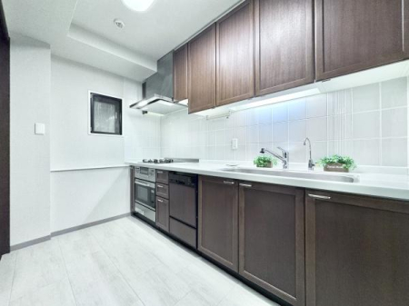 �L�b�`�� �R���x�b�N�t���V�X�e���L�b�`���B���[�͂ƍ�Ɠ����ɗD��A�������y�����Ȃ���K�ȃL�b�`���X�y�[�X�ł��B