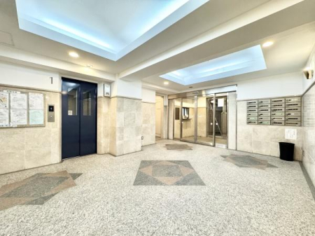 ���r�[ �z�e�����C�N�ȃG���g�����X�z�[���B�I�[�g���b�N�E�G���x�[�^�[�����ŁA���S���ƕi�i�����˔��������p��Ԃł��B