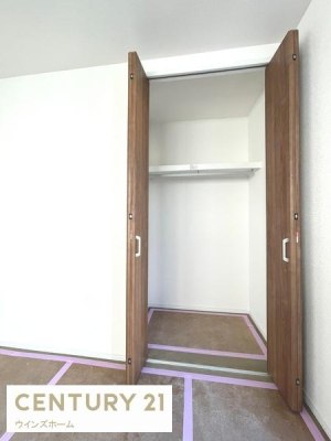 ���[ �N���[�[�b�g���ݒu����Ă��܂��I�ו���u���ꏊ���m�ۂ����̂ł������̐������ڂ����₷���Ȃ�A���K�ȋ�Ԃ����肠���܂��I�i���z���j