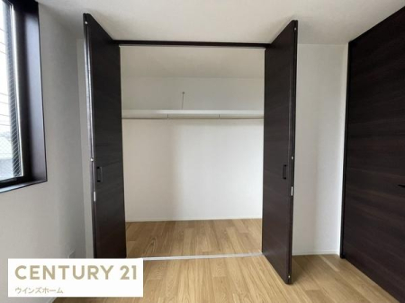 ���[ �N���[�[�b�g���ݒu����Ă��܂��I�ו���u���ꏊ���m�ۂ����̂ł������̐������ڂ����₷���Ȃ�A���K�ȋ�Ԃ����肠���܂��I