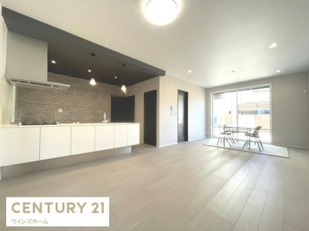 ���r���O 21����LDK�͉Ƒ��S�����������Ƃ��낰���Ԃł��B�傫�ȑ�����͍̌������Ղ�A��������閾�邢���r���O�ł��I
