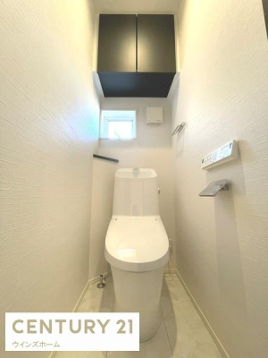 �g�C�� �g�C���͂P�E2�K�ɐݒu����Ă���A�������֍��t���̐����ȃg�C���B�㕔�݌˒I����B