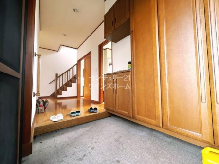 ���� �Ƃ̑���ۂ����߂�G���g�����X�͂����L���C�ɂ��Ă����������́B�����Ō��ւɂ͎��[�͂̍����V���[�Y�{�b�N�X�������I�J�E���^�[�����ɂ��Ԃ�ʐ^�������Ă������ł��ˁB