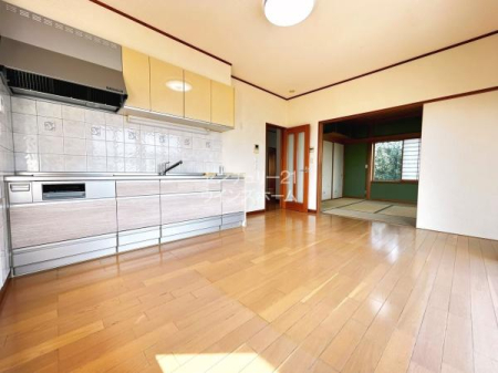 ���r���O ���邢�z�F��LDK�͈ꕔ�ɏ��g�[�������I���������ɂ����ł��������A���Ƒ������R�ƏW�܂�e���̃��r���O���������܂��I�����̋�C����������������D�������߂Ă���܂��̂ŁA���q�l�₲�N�z�̕��ɂ����S�ł��B