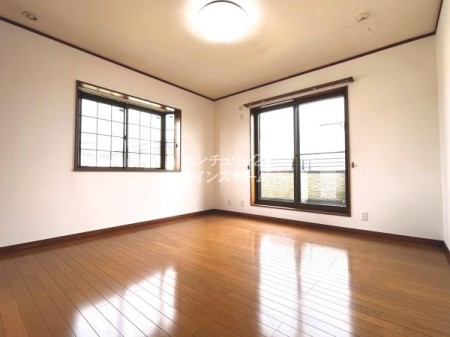 �m�� �����𔒁~���ł܂Ƃ߂��Z�ݎ�̊������f����V���v�����_���ȗm���B������̂������̓o���R�j�[�ɖʂ���2�ʍ̌��̊p�����݌v�Ȃ̂ŁA���邢�z�����������ݐS�n�悢�����ʂ蔲���܂��I