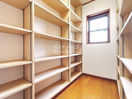 ���[ ��^�̔[�˂�2�����ɐݒu�������[�����Ղ�v�����I�N���[�[�b�g�ɓ��肫��Ȃ����̂�g���G�߂���������́A�v���o�̕i�ȂǁA���܂����̂�I�΂Ȃ����[�͂̂���t���[�X�y�[�X�ł��B