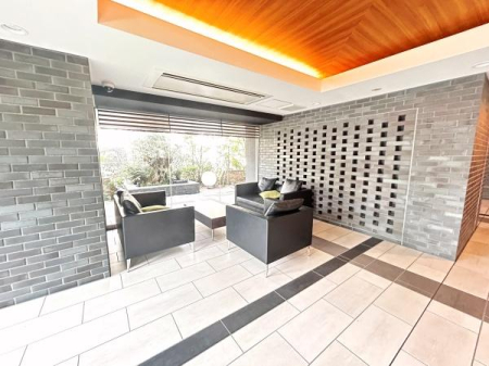 ���r�[ �܂�グ�V��{�ԐڏƖ��Ńz�e���̂悤�ȍ������̂��郍�r�[�X�y�[�X�B�C�X���ݒu����Ă���̂ŏZ���̕����m�̌𗬂◈�q�̑Ή��ȂǃR�~���j�P�[�V��������ޏ�Ƃ��Ă����p���������܂���I