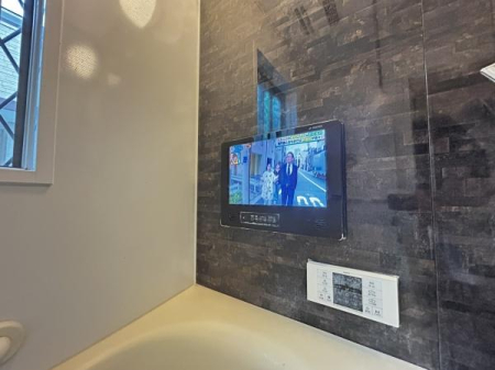 ���� ���̖Z�������ԂɃV�����[�����Ȃ���j���[�X��V�C�\����m�F������A����̔����������Ɩ����Ȃ���TV���݂���B���X�̐����ɑ��ʂ̗���TV�����p���������B