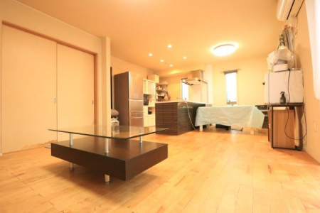 ���r���O �����𔒁~���ł܂Ƃ߂��Z�ݎ�̊������f����V���v�����_����LDK�B�쑤����z�����������݁A�Ƒ��̉�b�Ƌ��ɖ��邢���͋C�𐶂ݏo���܂��I�a�����אڂ����u�a�v�Ɓu�m�v�̗������y���߂�[���̊Ԏ��d�l�ł��I