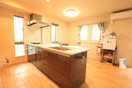 �L�b�`�� �L�b�`�����烊�r���O�S�̂����n����̂ŁA�������������������q�l�ɂ��ڂ�z��Ĉ��S�ł��I�L�X�Ƃ������[�N�g�b�v�����͂̃t���I�[�v���L�b�`���Ȃ̂ŁA���������Ȃ��J���I�ȋ�Ԃŉ��K�ɂ��������ł��܂��I