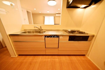 �L�b�`�� �V�X�e���L�b�`���͐H��@�ɏ򐅊�������������@�\�^�C�v�I�������������Ƒ��Ƃ̃R�~���j�P�[�V�������e�ޑΖʎ����̗p���܂����I�������������Ȃ��悤�ɔz�u���ꂽ�L�b�`���ŉ��K�ɂ��������ł��܂��B