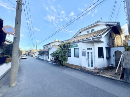 �O�ʓ��H�܂ތ��n�ʐ^ �O�ʓ��H�͖k��������6.3�������I��ʗʂ̏��Ȃ��ՐÂȏZ��X�ł��B