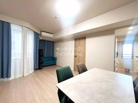 ���r���O �����𔒁~���ł܂Ƃ߂��Z�ݎ�̊������f����V���v�����_���ȃ��r���O�E�_�C�j���O�B�ꕔ�ɏ��g�[�������������K��Ԃł��I���Ƒ������R�ƏW�܂�e���̃��r���O�ɂȂ肻���ł��ˁB