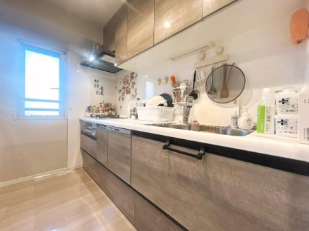 �L�b�`�� �������ɏW���ł���Ǖt���^�C�v�̃V�X�e���L�b�`���͗ߘa5�N�Ɍ����ρI�r���g�C���H��@�ɏ򐅊킪�������ꂽ�g������̗ǂ��L�b�`���ł��I�������������Ȃ��悤�z�u����Ă��܂��B