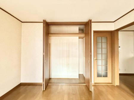 �m�� �����������F�����ƃV���v���ȃf�U�C�������̗͂m���B�N���[�[�b�g�t���ŁA�ߗނ�ו����X�b�L�����[�B�g������̗ǂ����K��Ԃł��B