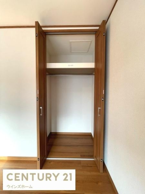 ���[ �N���[�[�b�g���S���ݒu����Ă���A���������X�b�L���Еt���܂��B