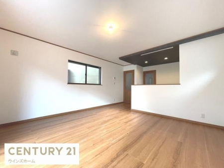 ���r���O 15������LDK�͉Ƒ��S�����������Ƃ��낰���Ԃł��B���r���O�ƃ_�C�j���O�����R�Ɏg���������邽�߁A�l�X�ȃ��C�t�X�^�C���ɑΉ����܂�!