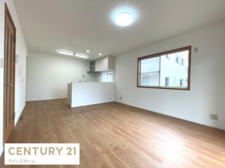 ���r���O �傫�ȑ����炽���Ղ�̌����������ޖ��邢���r���O�B�J���������Ԃ́A�Ƒ��̉�b�����R�ƒe�݁A�����̎��Ԃ��������߂����܂��B