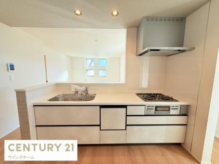 �L�b�`�� �l�C�̑Ζʎ��L�b�`���̓��r���O�A�_�C�j���O����]�ł��܂��I�L�b�`���͍�ƃX�y�[�X���L�X���Ă�����[�ɂ�����܂���I