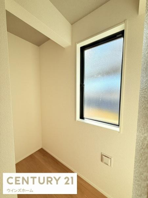 �L�b�`�� �L�b�`���ɂ̓p���g���[���[���ݒu����܂����I�����Ɠd��H��A�퉷�ł̕ۑ����\�ȐH�ƂȂǂ̎��[�ɖ𗧂��܂��B