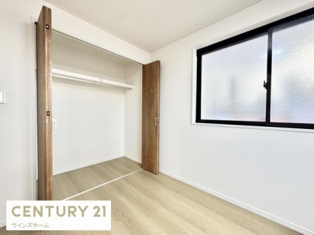 ���[ �N���[�[�b�g���S���ݒu����Ă���A���������X�b�L���Еt���܂��B