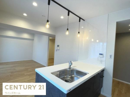 �L�b�`�� �������ꂽ2�^�L�b�`���I�ڂ̑O�ɉƑ��̗l�q�������Ȃ��痿�����ł���z�u�́A�q��Ē��̂��ƒ�ɂ��҂�����B��ƃX�y�[�X���L��������̂���L�b�`���́A���[�\�͂������ł��I