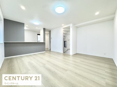 ���r���O 17.62����LDK�͉Ƒ��S�����������Ƃ��낰���Ԃł��B�o���R�j�[2�J���ɖʂ��A�̌������Ղ�ŕ��ʂ��̗ǂ����r���O�ł��I
