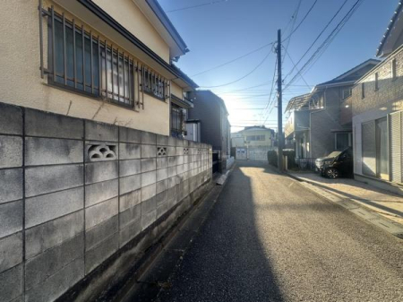 �O�ʓ��H�܂ތ��n�ʐ^ �O�ʓ��H�͖k����4.2���B�Ԓʂ�̏��Ȃ��ՐÂȏZ��n�B���w�Z���߂��A���q�l�̒ʊw�����S�ł��I