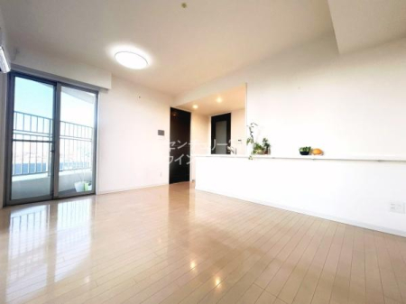 ���r���O �����𔒁~���ł܂Ƃ߂��Z�ݎ�̊������f����V���v�����_����LDK�͒c���̋�ԂɃs�b�^���ł��I2�ʂɐ݂������C�h�E�C���h�E����z�����������ށA���邭�J���I�ȁw�Ƒ��ɂ₳�������r���O�x�ƂȂ��Ă��܂��B