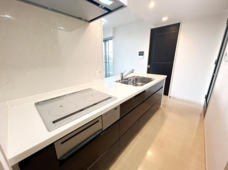 �L�b�`�� �V�X�e���L�b�`���͏򐅊�t���I�������������r���O�ɂ��邲�Ƒ��Ƃ̃R�~���j�P�[�V�������e�ސl�C�̑Ζʎ����̗p���܂����I�������������Ȃ��悤�ɔz�u���ꂽ�L�b�`���X�y�[�X�ŉ��K�ɂ��������ł��܂��B