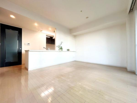 ���r���O LDK�͂��Ƒ����ꏏ�ɉ߂�����؂ȋ�Ԃł��B���������Ȃ���Ƒ��̊炪������ΖʃL�b�`���ƃ_�C�j���O�A�����Ăʂ�����������閾�邢���r���O�������A�Ƒ��̂₳�����J���[�܂�Ԏ��ƂȂ��Ă��܂��I