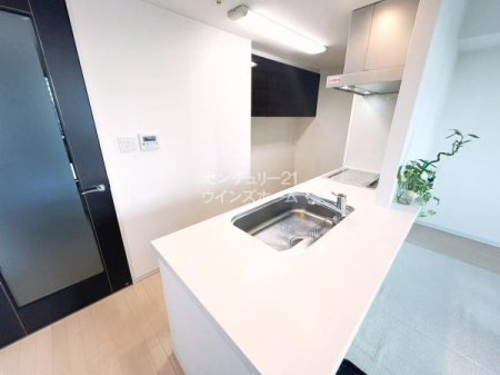 �L�b�`�� �L�b�`�����烊�r���O�S�̂����n������Ă����ł��ˁB�ڂ̑O�ɂ��Ƒ��̗l�q�������Ȃ��炨�������ł���z�u�́A�q��Ē��̂��ƒ�ɂ��s�b�^���I�􂢕����e���r�����Ȃ���ł��܂��I