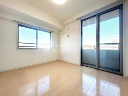 �m�� 2�ʍ̌��ŊJ���I�ȗm���B�o���R�j�[�ɖʂ��Ă���̂ŗz�����������ݐS�n�悢�����ʂ蔲���܂��I�Z�܂��l�X��S�n�悭������㎿�ȋ�Ԃł��B