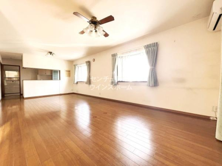 ���r���O ���Ƃ̎���ł���LDK��20���ƂЂ�т�I�����������Ȃ���Ƒ��̊炪������ΖʃL�b�`���ƃ_�C�j���O�A�����Ăʂ�����������閾�邢���r���O�������A�Ƒ��̂₳�����J���[�܂�Ԏ��ƂȂ��Ă��܂��B