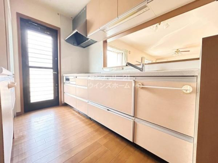 �L�b�`�� �V�X�e���L�b�`���͐l�C�̑Ζʎ����̗p���܂����I�������������Ȃ��悤�ɔz�u���ꂽ�L�b�`���X�y�[�X�ŉ��K�ɂ��������ł��܂���B���ɂ̓L�b�`���Ɠ��ꂳ�ꂽ�������̃J���[�̃J�b�v�{�[�h���ݒu����Ă��܂��I