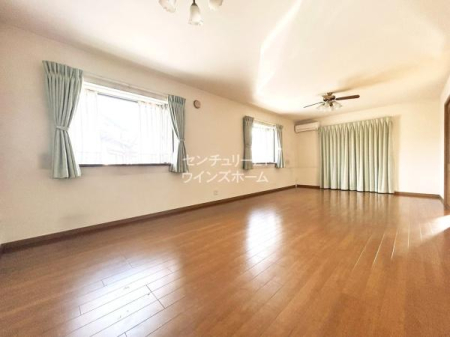 ���r���O �����𔒁~���ł܂Ƃ߂��Z�ݎ�̊������f����LDK�B2�ʂɏ��g�[���������A���������ɂ����ł����������K��Ԃ��������܂��I�����̋�C����������������D�������߂Ă����̂ł��q�l�₲�N�z�̕��ɂ����S�ł��B