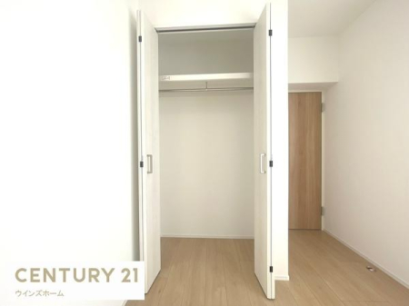 ���[ �N���[�[�b�g���S���ݒu����Ă���A���������X�b�L���Еt���܂��B