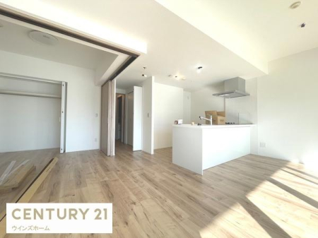 ���r���O 15.8����LDK�͉Ƒ��S�����������Ƃ��낰���Ԃł��B�傫�ȑ�����͍̌������Ղ�A��������閾�邢���r���O�ł��I
