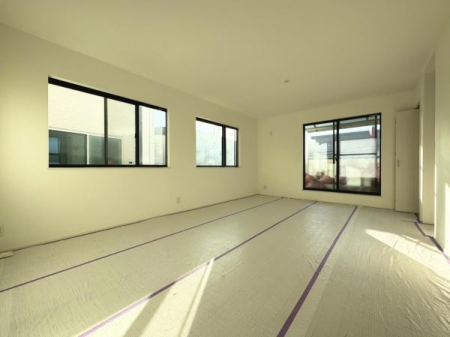 ���r���O 16.7����LDK�͉Ƒ��S�����������Ƃ��낰���Ԃł��B�傫�ȑ�����͍̌������Ղ�A��������閾�邢���r���O�ł��I�i1�����m�x�[�V���������\��j
